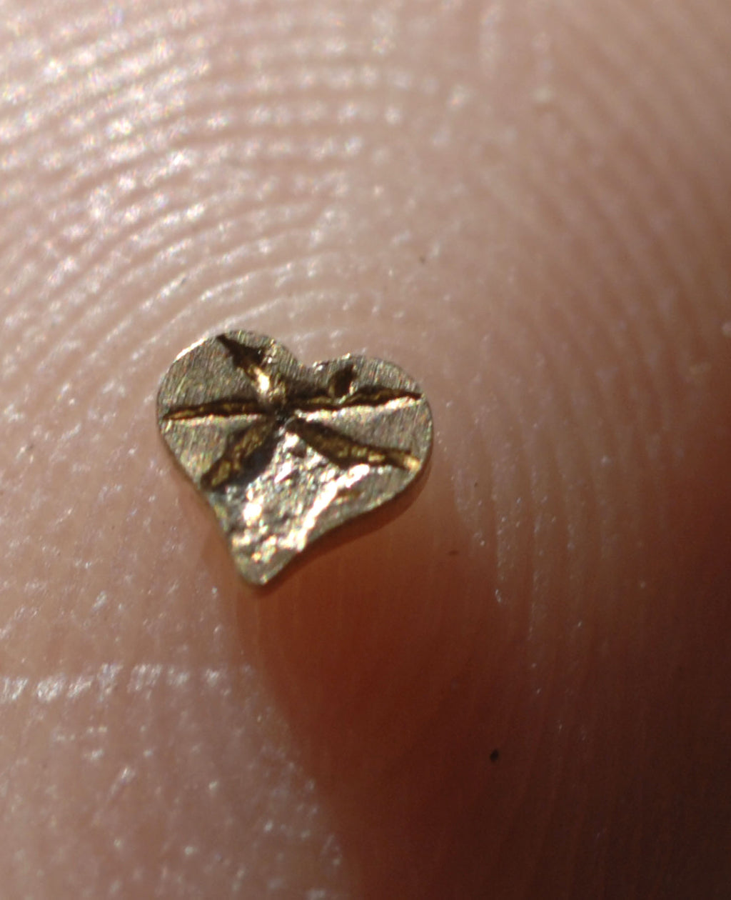 Tiny Metal Paisley Heart Classic 2.7mm x 3.3mm