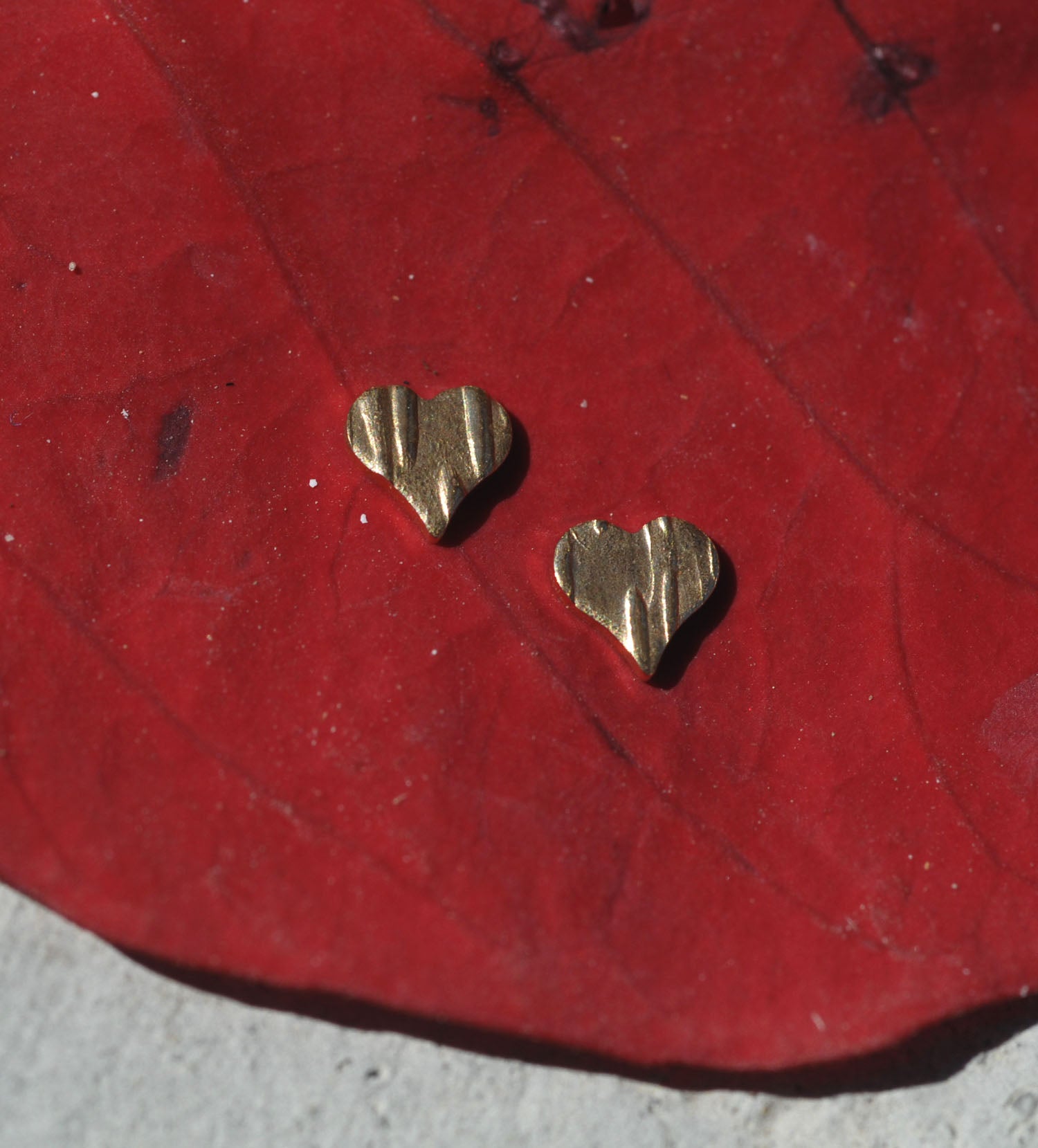Textured Stripes - Tiny metal Heart Classic blanks 2.7mm x 3.3mm