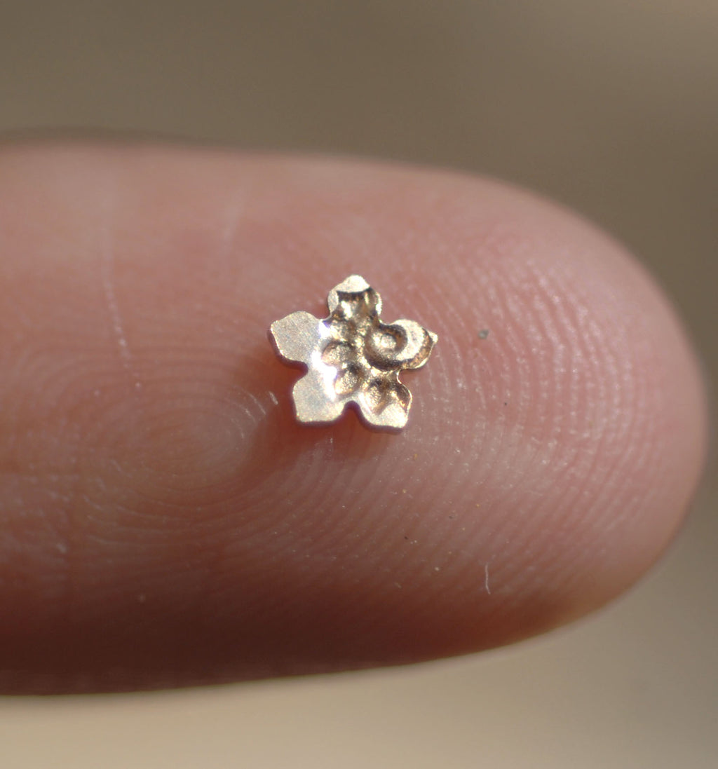 Tiny Metal Paisley Flower Pointed 4.2mm