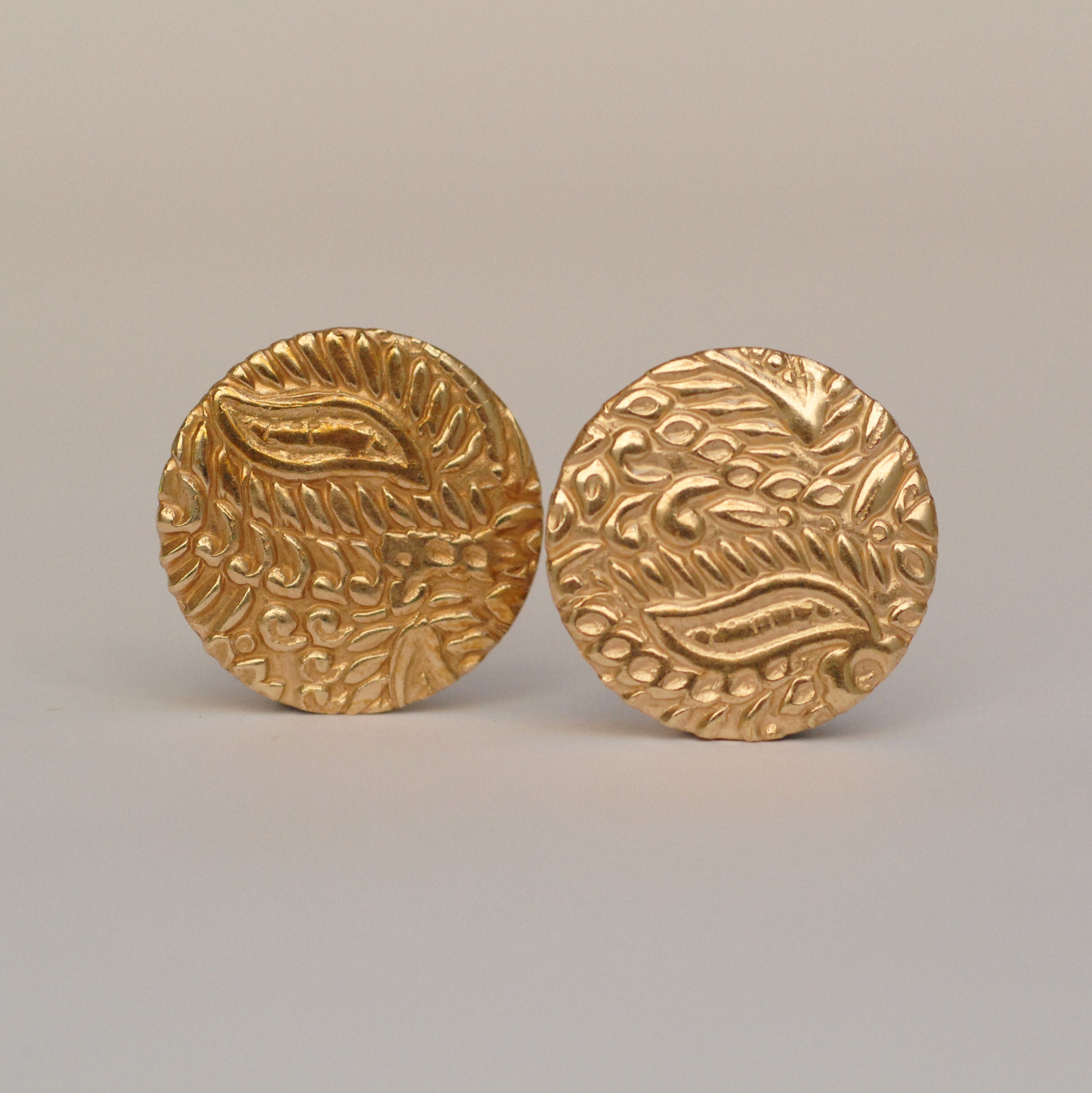 Solid bronze round disc shape w/ batik flower and leaf texture metal ...