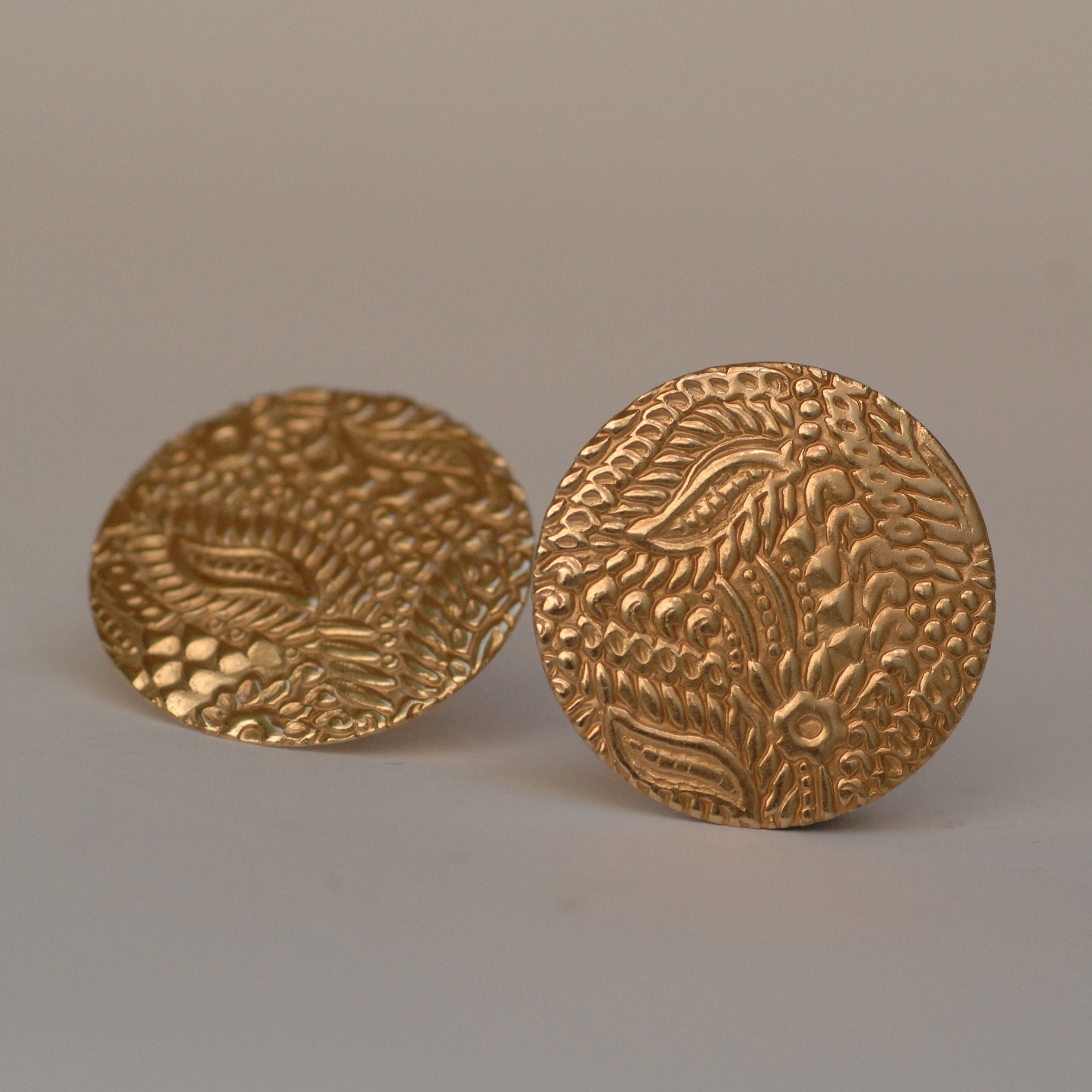 Solid bronze round disc shape w/ batik flower and leaf texture metal ...