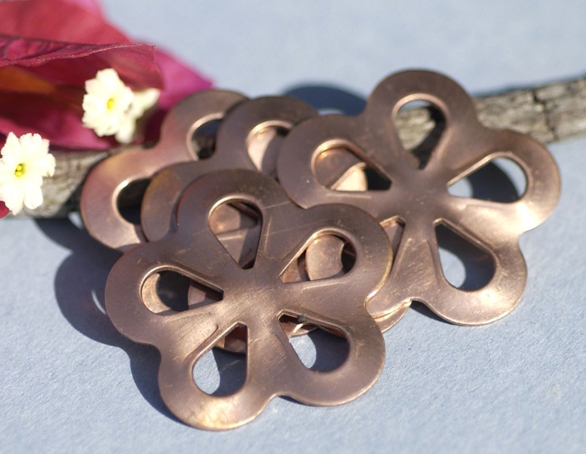 Hammered Flower with Teardrop Cutout Metal 31mm